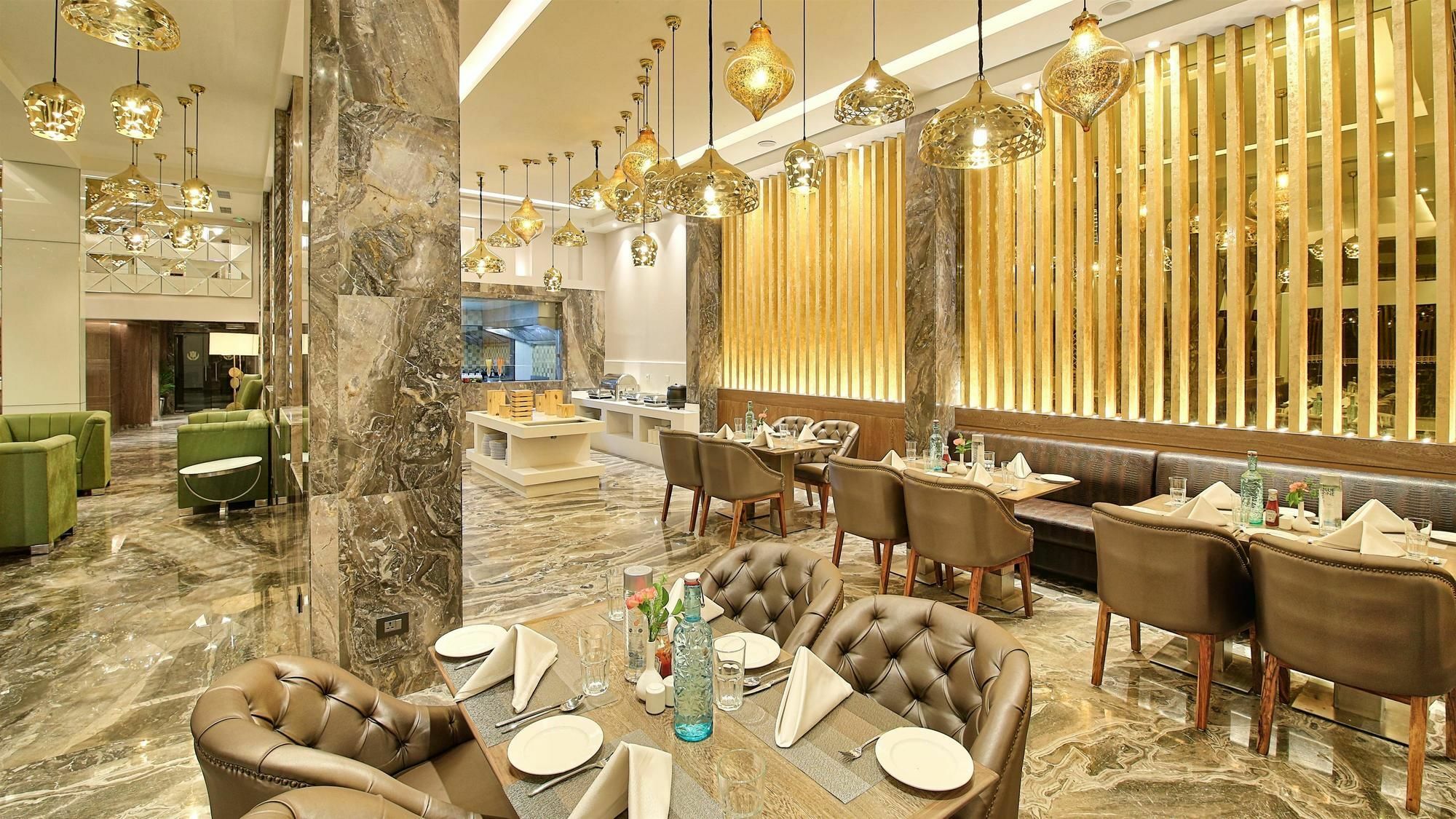Golden Tulip Essential Jaipur Hotel Bagian luar foto