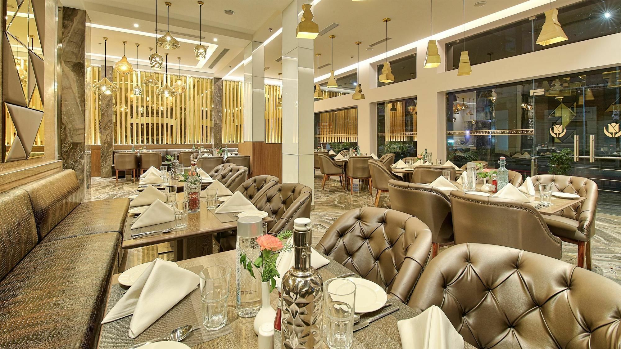 Golden Tulip Essential Jaipur Hotel Bagian luar foto